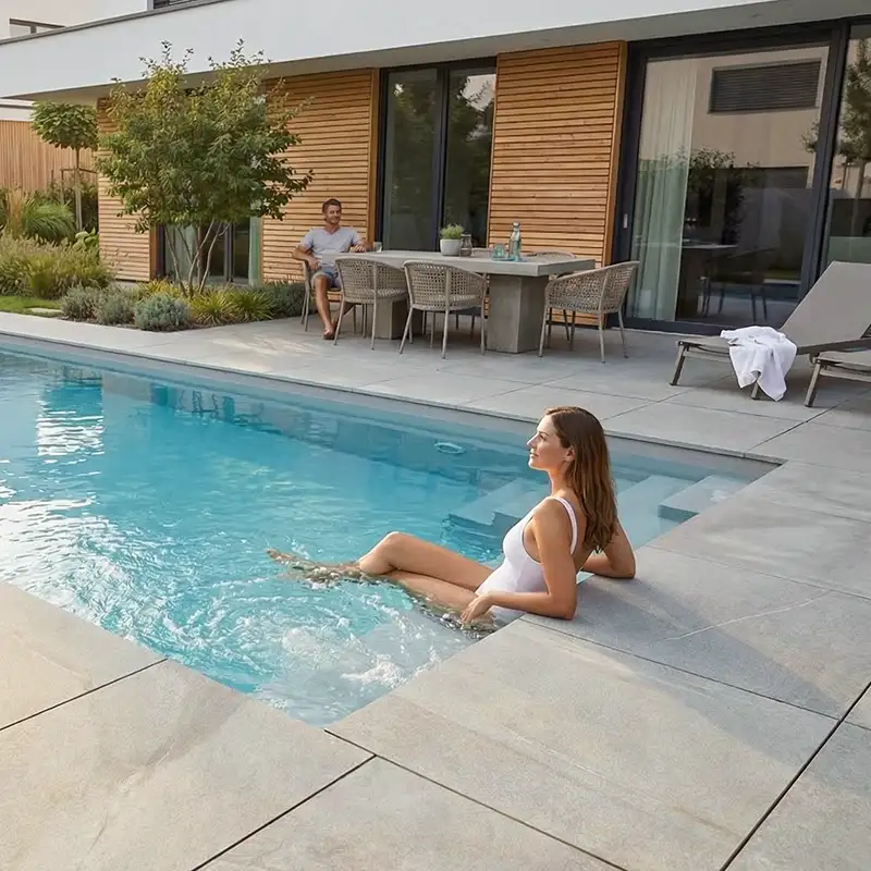 Frau genießt Wellness im PP-Pool