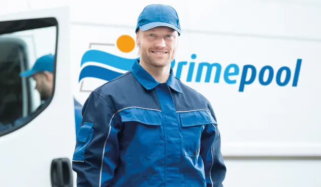 Monteur von Primepool vor dem Firmentransporter