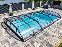 Poolüberdachung in Anthrazit, geschlossen über dem Schwimmbecken