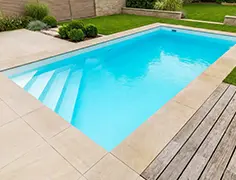 PP-Schwimmbecken mit Einstiegstreppe an der Schmalseite, Steinrand und Holzdeck
