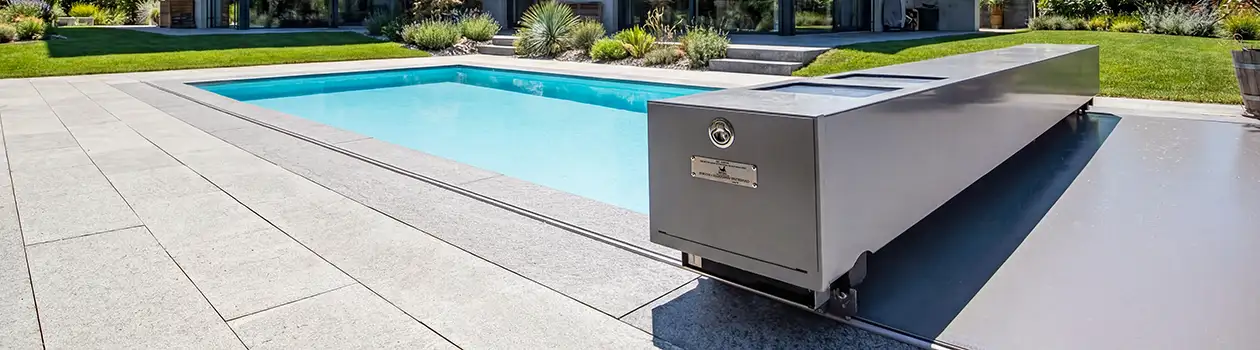 Coverseal Poolabdeckung – automatisch und solarbetrieben von Primepool Coverseal Poolabdeckung fährt über einen Rechteckpool, flaches Antriebsgehäuse mit Solarmodul am Beckenrand