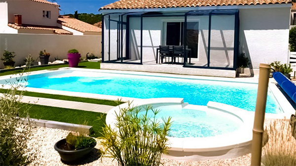 Hohe Terrassenüberdachung Aluna® Aluwall III im Außenbereich Hohe Terrassenüberdachung Aluna® Aluwall III im Außenbereich