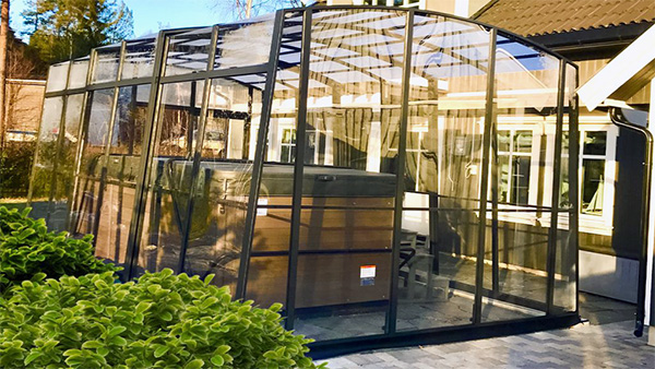 Seitliche Ansicht der SPA-Überdachung Aluna® ArtSPA II mit verschiebbarer Konstruktion