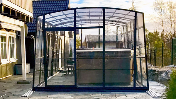 SPA-Überdachung Aluna® ArtSPA II mit hohem Nutzraum und geraden Seitenwänden
