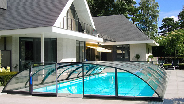 Seitenansicht der Poolüberdachung Aluna® Atlanta