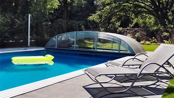 Poolüberdachung Aluna® Atlanta im Einsatz am Außenpool