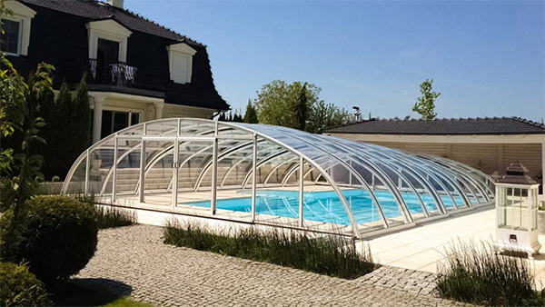 Seitenansicht der Schwimmbadüberdachung Aluna Classic