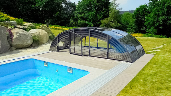 Schwimmbadüberdachung Aluna Classic im Garten am Pool