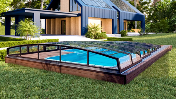 Poolüberdachung Aluna® Comfort R1 mit flachem Profil im Gartenbereich