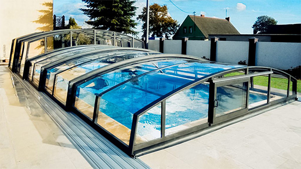 Seitenansicht der Poolüberdachung Aluna® Duo III