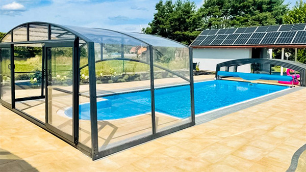 Poolüberdachung Aluna® Duo III im Einsatz an einem Außenpool