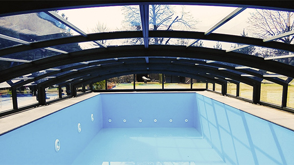 Flache Schwimmbadüberdachung Aluna® Eco für moderne Pools Flache Schwimmbadüberdachung Aluna® Eco für moderne Pools