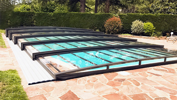 Seitenansicht der flachen Poolüberdachung Aluna® Exclusive Line Seitenansicht der flachen Poolüberdachung Aluna® Exclusive Line