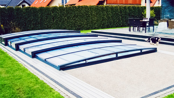 Frontansicht der Poolüberdachung Aluna® Exclusive Line mit transparenter Vorderwand Frontansicht der Poolüberdachung Aluna® Exclusive Line mit transparenter Vorderwand