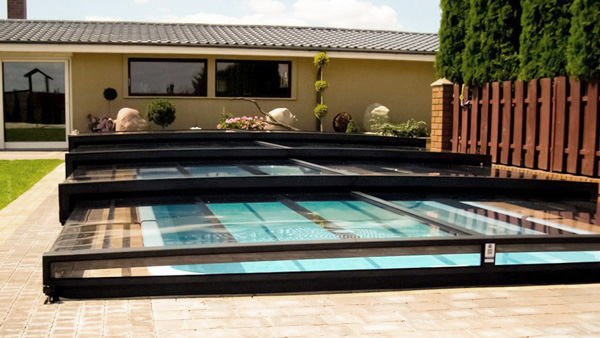 Seitliche Ansicht der Poolüberdachung Aluna® Exclusive Line R1 Seitliche Ansicht der Poolüberdachung Aluna® Exclusive Line R1
