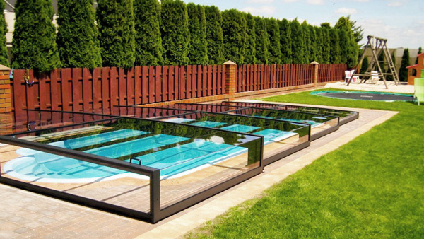 Poolüberdachung Aluna® Exclusive Line R1 im Gartenumfeld Poolüberdachung Aluna® Exclusive Line R1 im Gartenumfeld