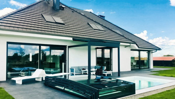 Flache Poolüberdachung Aluna® Exclusive Line R1 in geschlossener Position Flache Poolüberdachung Aluna® Exclusive Line R1 in geschlossener Position