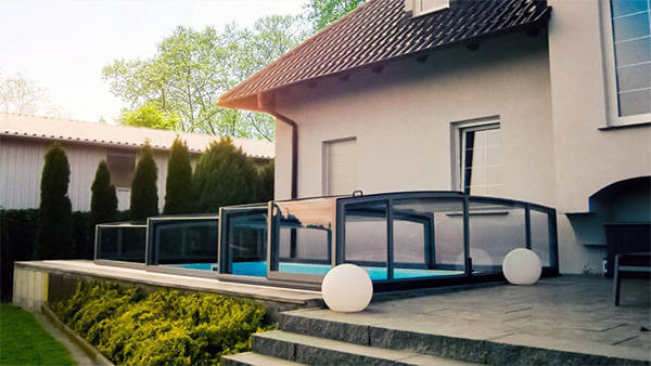 Seitliche Ansicht der Schwimmbadüberdachung Aluna® H2O