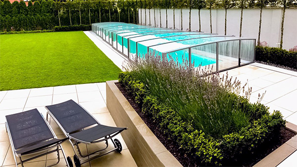 Flache Poolüberdachung Aluna® H2O auf Laufschienen