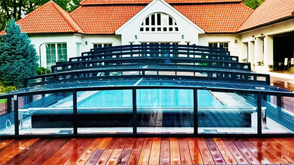 Seitliche Ansicht der Poolüberdachung Aluna® H2O XXL