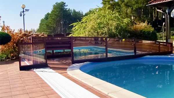 Poolüberdachung Aluna® Neo Light R1 mit flacher Silhouette Poolüberdachung Aluna® Neo Light R1 mit flacher Silhouette