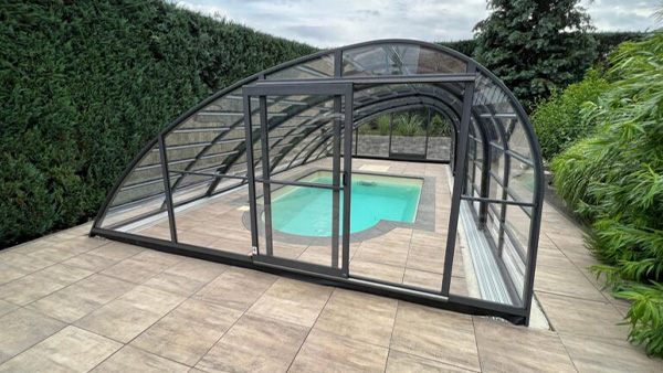Seitliche Ansicht der Poolüberdachung Aluna® Ocean Seitliche Ansicht der Poolüberdachung Aluna® Ocean
