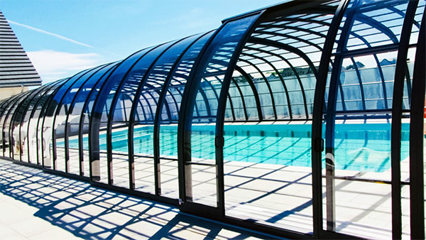 Schwimmbadüberdachung Aluna® Opera mit großzügigem Innenraum Schwimmbadüberdachung Aluna® Opera mit großzügigem Innenraum