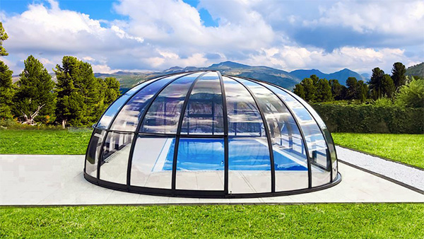 Seitliche Ansicht der Poolüberdachung Aluna® Orion