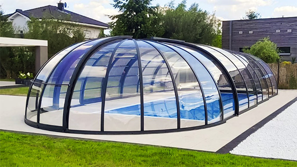 Poolüberdachung Aluna® Orion mit hoher Segmentbauweise