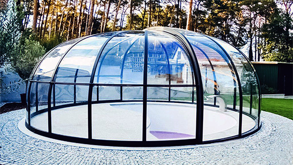 Seitenansicht der SPA Überdachung Aluna® UFO mit runder Konstruktion