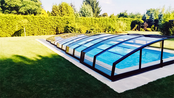 Seitenansicht der Poolüberdachung Aluna® Variant Light R1 mit geraden Seitenwänden und gewölbtem Dach Seitenansicht der Poolüberdachung Aluna® Variant Light R1 mit geraden Seitenwänden und gewölbtem Dach
