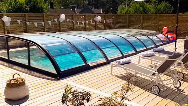 Seitenansicht der Schwimmbadüberdachung Aluna® Wave Pro Seitenansicht der Schwimmbadüberdachung Aluna® Wave Pro