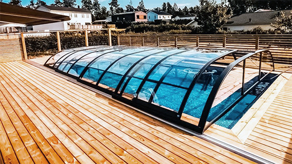 Schwimmbadüberdachung Aluna® Wave Pro über einem privaten Pool Schwimmbadüberdachung Aluna® Wave Pro über einem privaten Pool