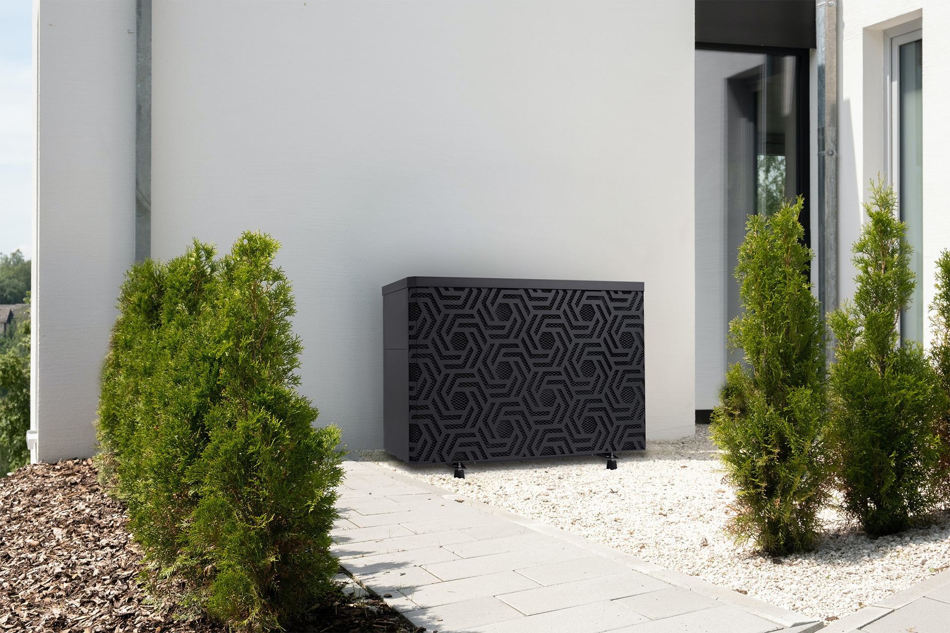 Moderne Pool Wärmepumpe Inverter R290 in Anthrazit mit geometrischem Muster, im Außenbereich vor weißer Wand