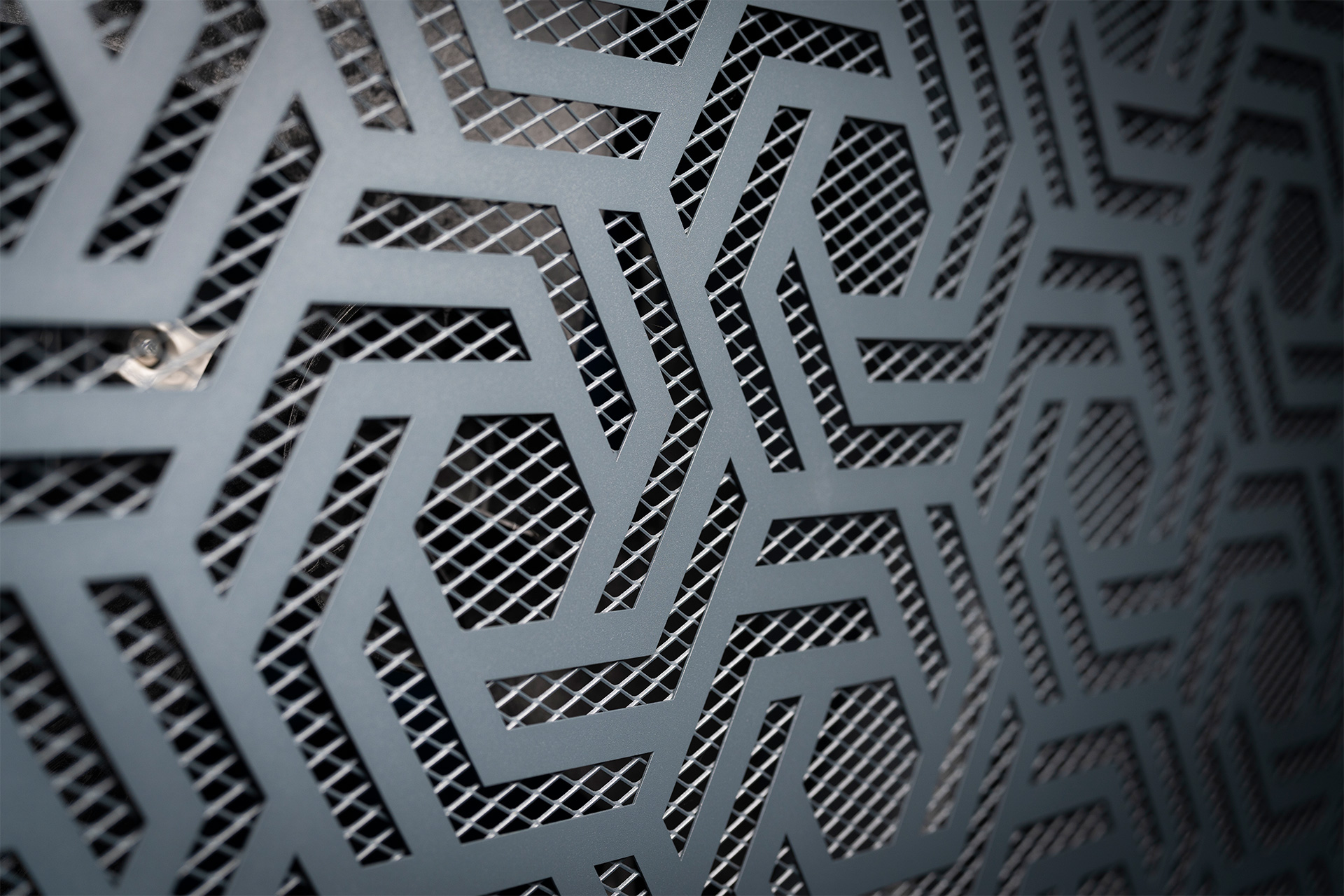 Detailansicht des grauen Gittermusters am Gehäuse der Pool Wärmepumpe CF Comfort