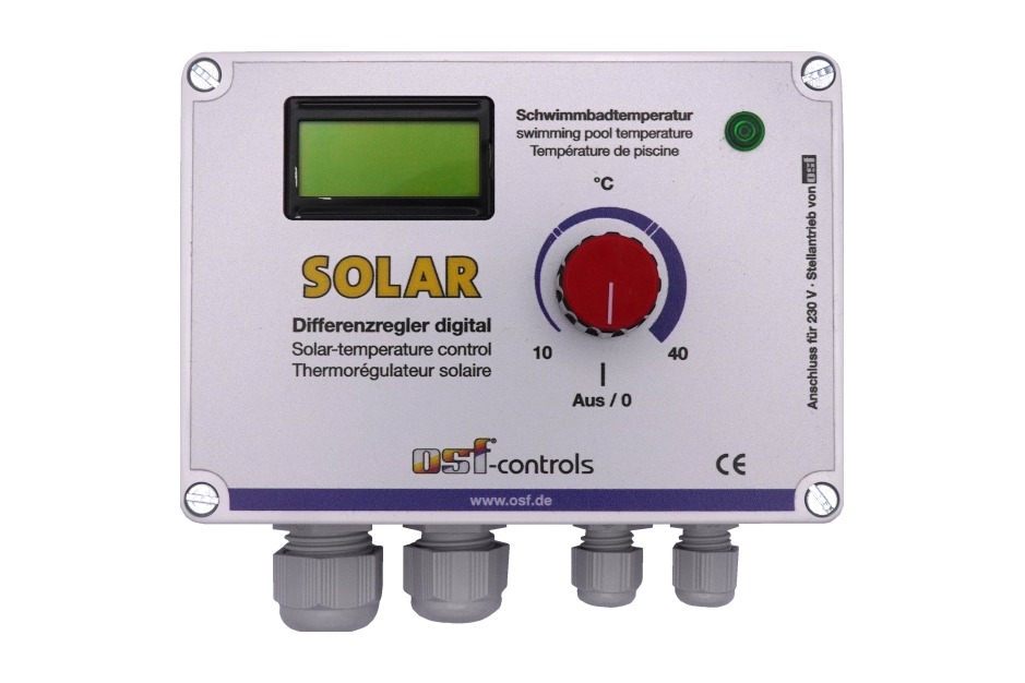 Solar-Differenzregler mit digitalem Display, Drehregler und angeschlossenen Temperatur- und Strömungssensoren.