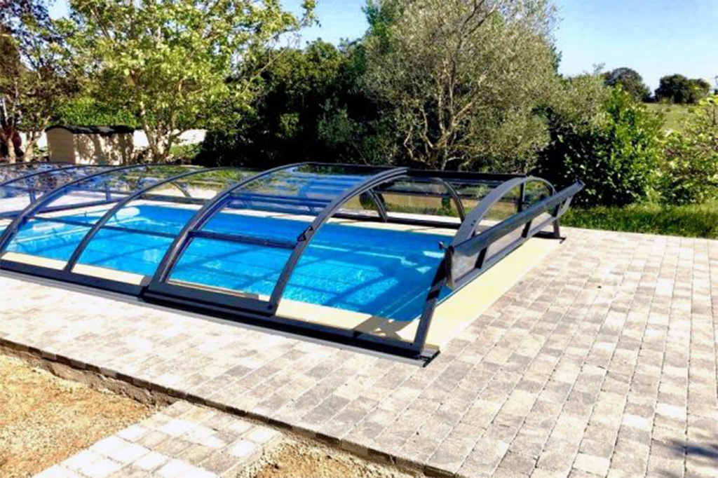 Aluna Poolüberdachung Atlanta mit geöffnetem Segment und transparenten Polycarbonat-Elementen