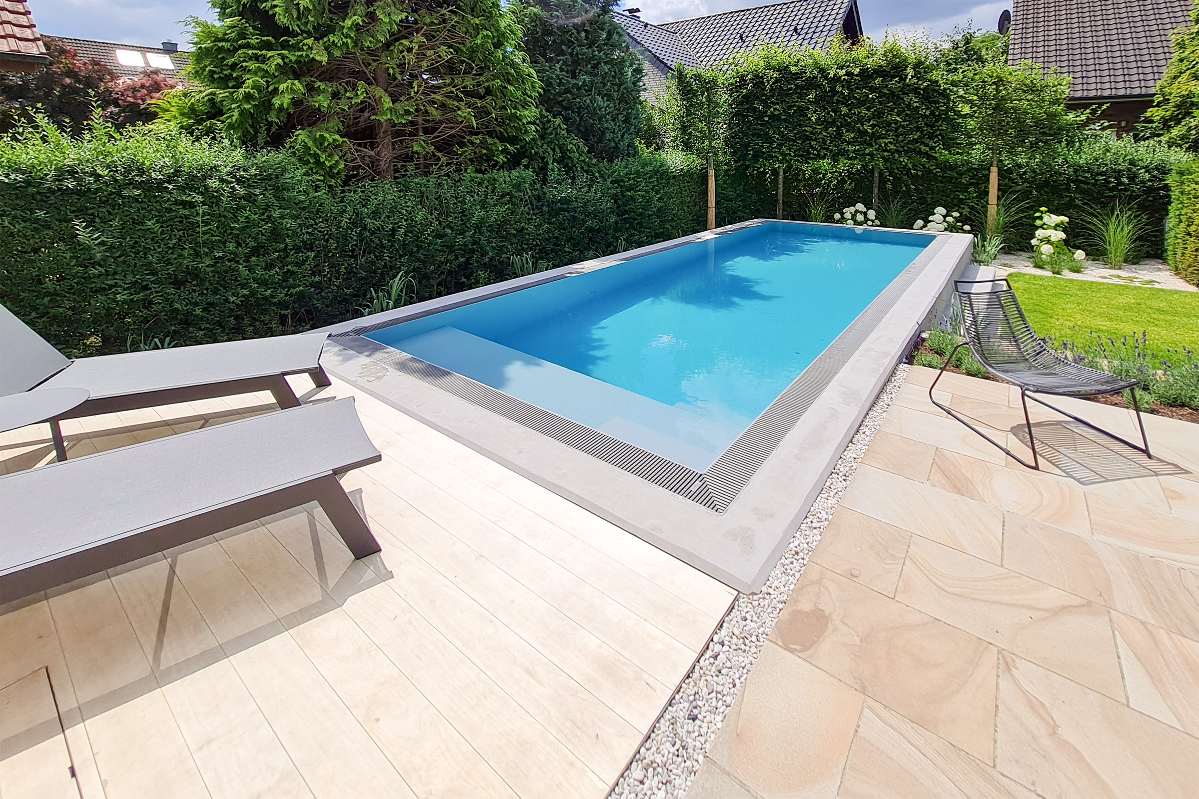 pp-pool-rinnenbecken-hellgrau-mit-rollo-004a Prime PP-Überlaufpool 3,3x7 m - Schwimmbecken mit ÜL-Rinne