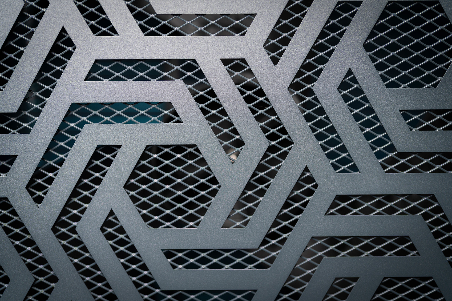 Detailansicht des Lüftungsgitters mit Wabenstruktur der Pool Wärmepumpe Inverter R290