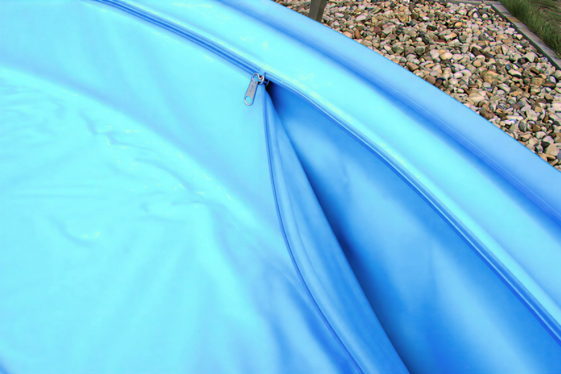 Detailansicht der blauen SafeTop Poolabdeckung mit geöffnetem Reißverschluss
