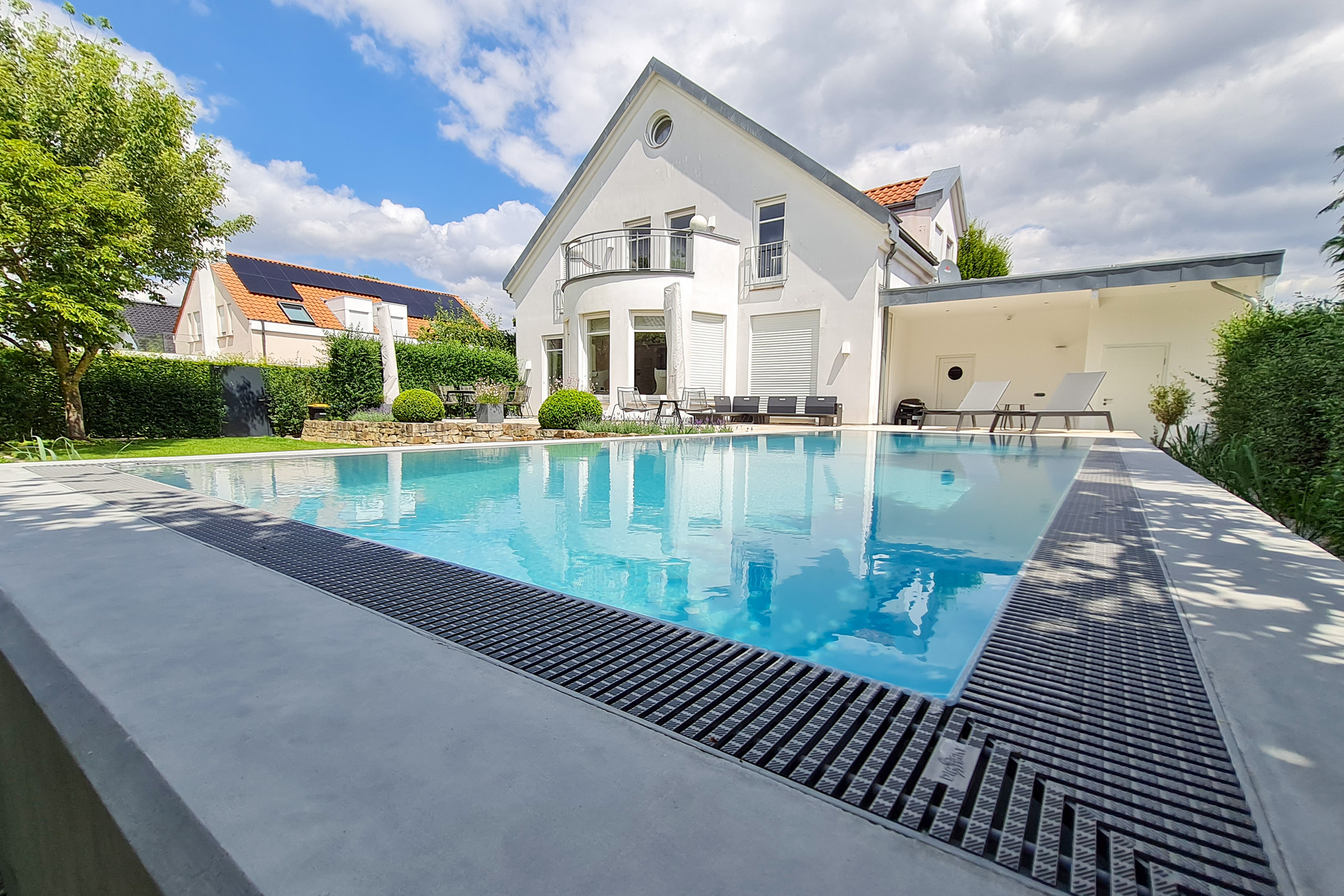 pp-pool-rinnenbecken-hellgrau-mit-rollo-015a Prime PP-Überlaufpool 3,3x7 m - Schwimmbecken mit ÜL-Rinne