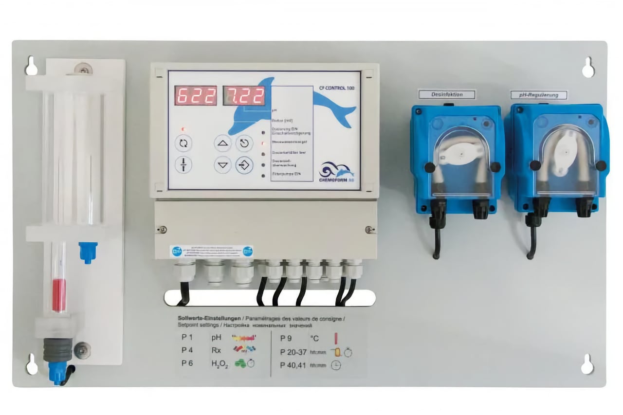 CF Control 100 Dosieranlage mit Display, zwei blauen Dosierpumpen und Messzylinder