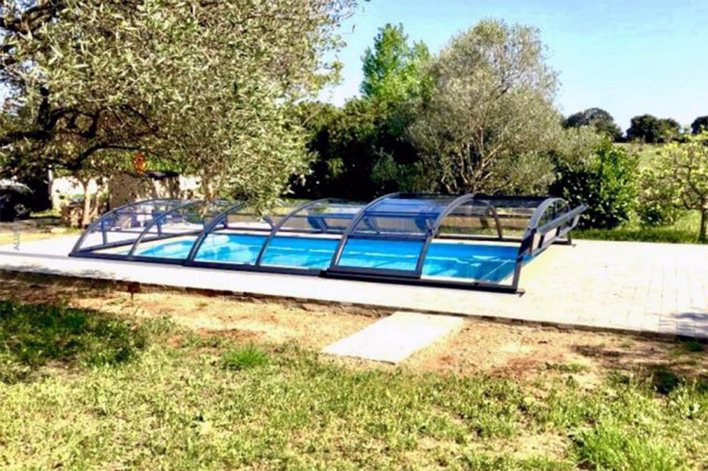 Poolüberdachung Aluna Atlanta, flach, mit geöffnetem Segment am Poolende