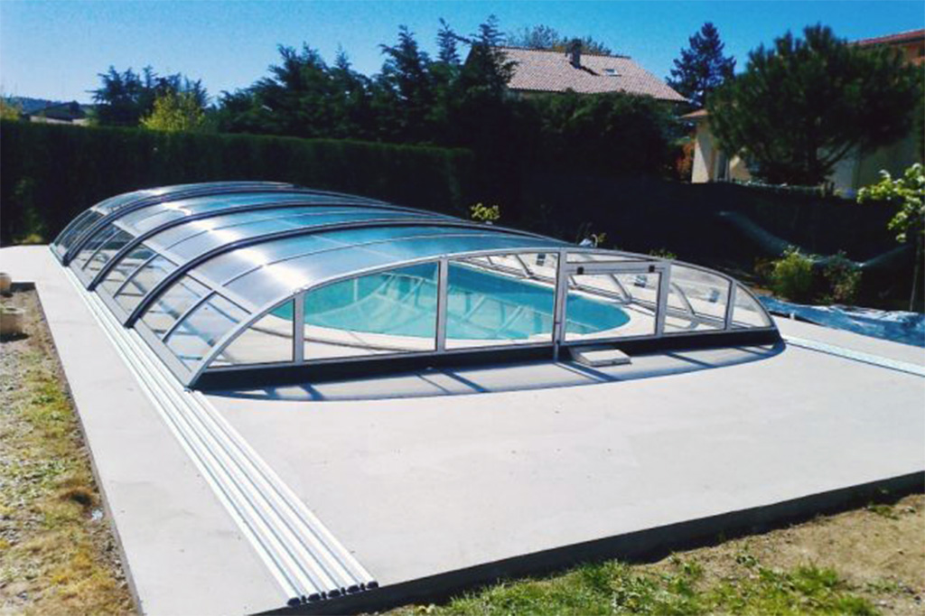 Detailansicht der Aluna® Atlanta Poolüberdachung mit Schiebetüren und Führungsschienen am Beckenrand