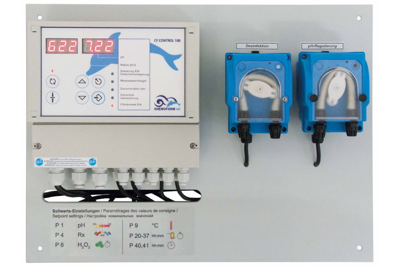 CF Control 100 RUN EASY mit Display und zwei blauen Dosieranlagen für Desinfektion und pH-Regulierung