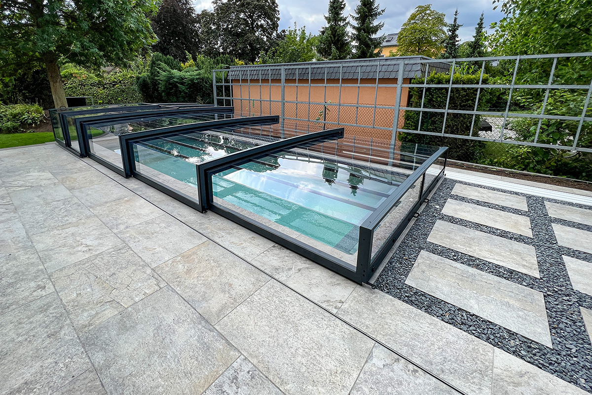 Poolüberdachung Aluna Exclusive Line R1 mit flachen Segmenten auf der Terrasse