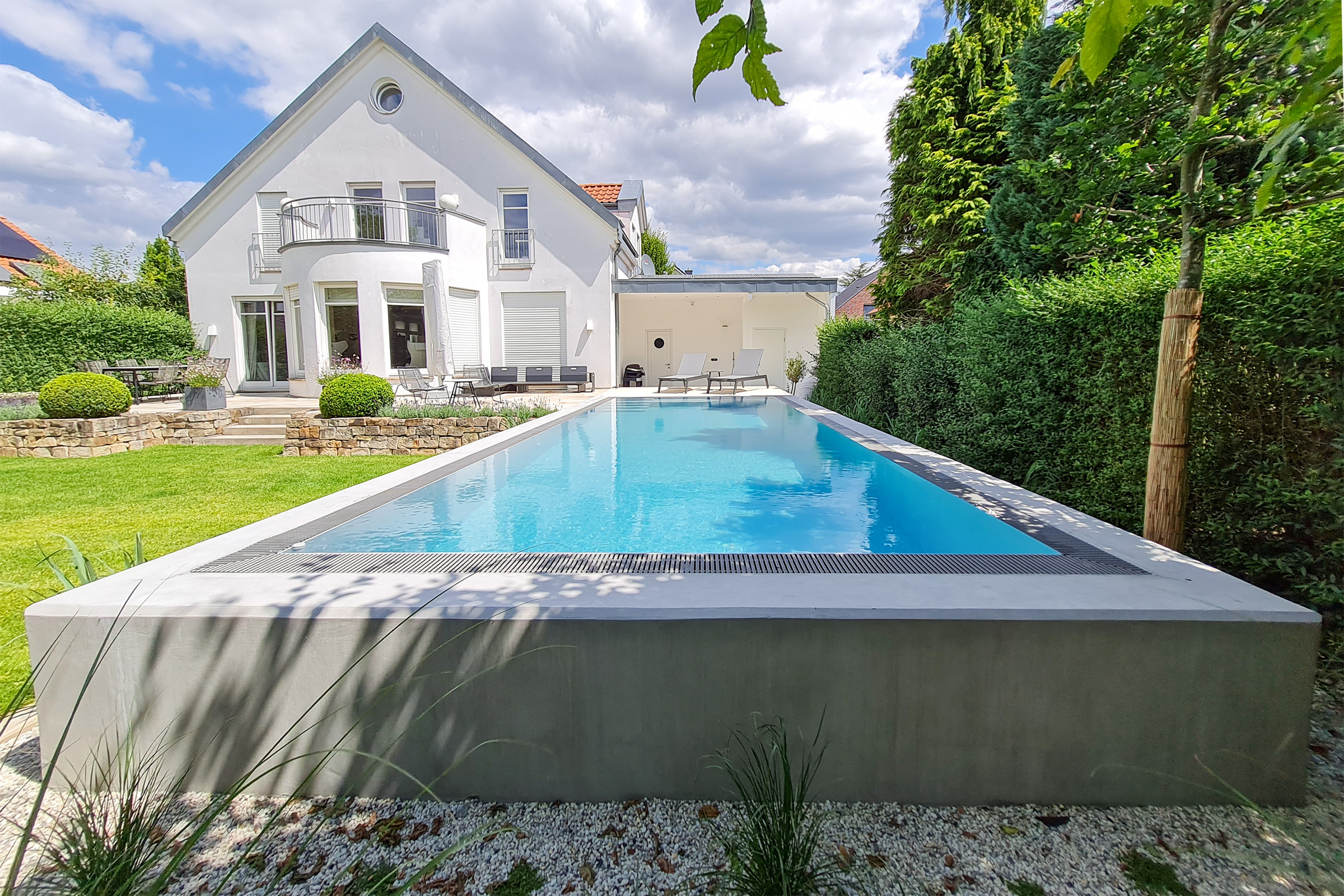 pp-pool-rinnenbecken-hellgrau-mit-rollo-014a Prime PP-Überlaufpool 3,3x7 m - Schwimmbecken mit ÜL-Rinne