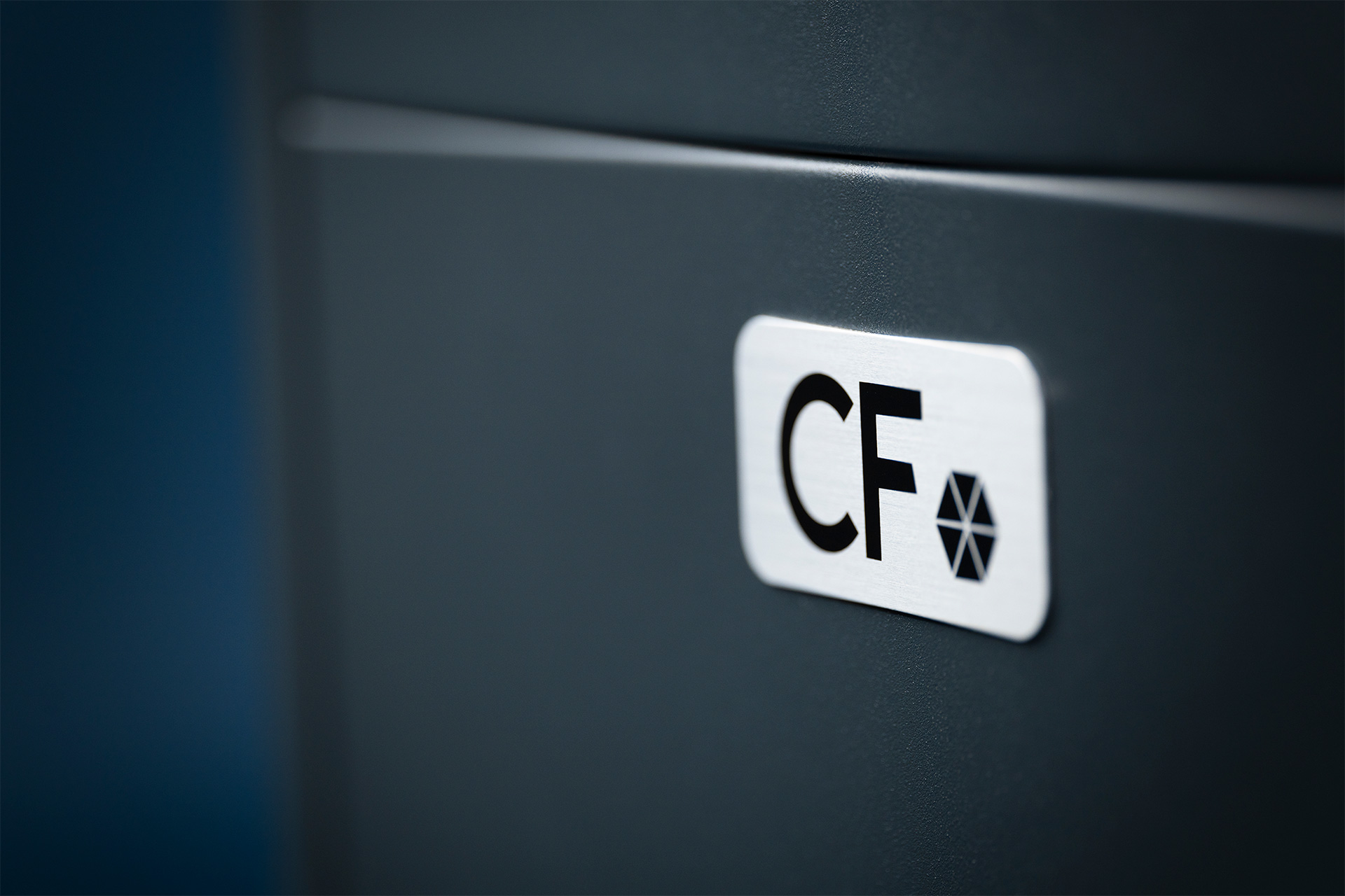 Detailansicht des CF-Logos auf der Pool Wärmepumpe Inverter R290