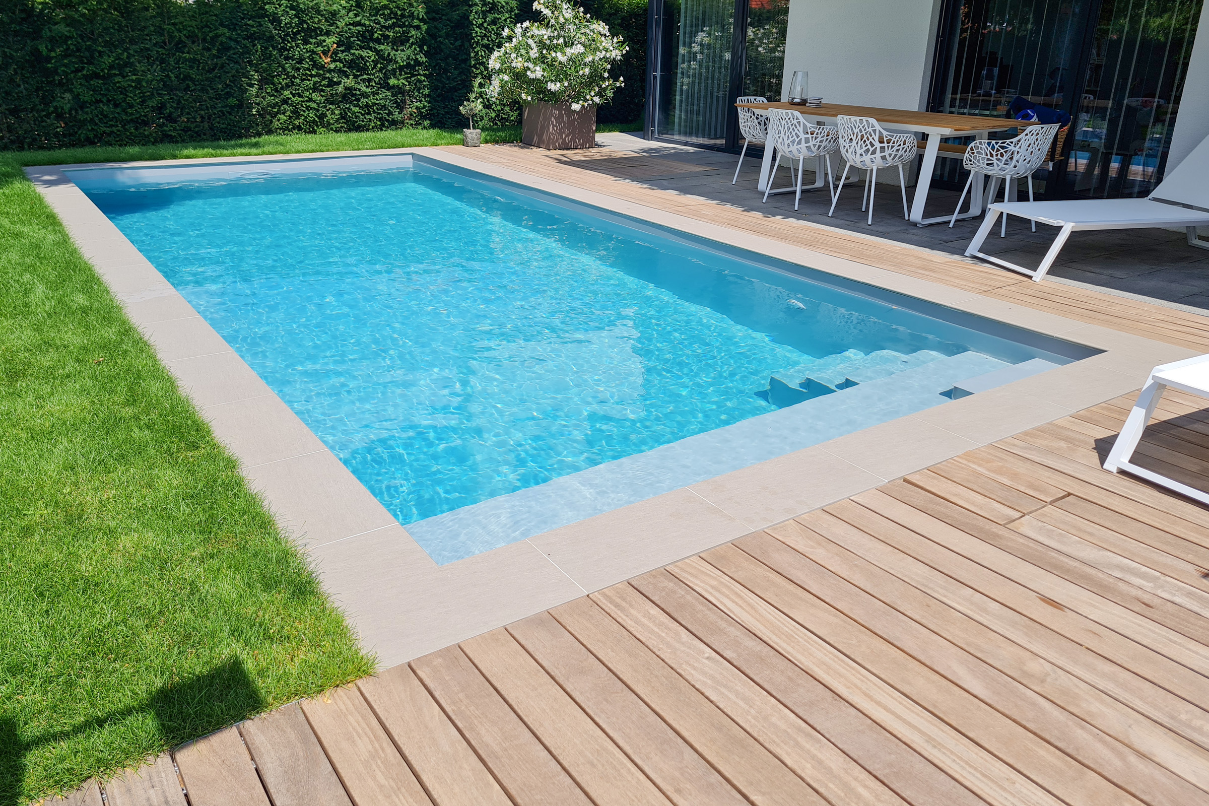 pp-pool-grau-skimmerpool-mit-rollo-in-sitzbank-003a Prime ISO PP Skimmerbecken 3x9 m