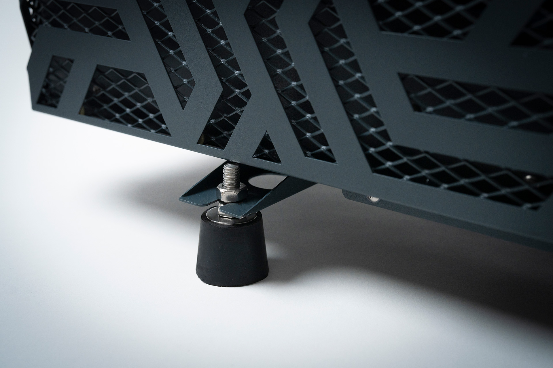 Detailansicht des höhenverstellbaren Standfußes der Pool Wärmepumpe Inverter R290